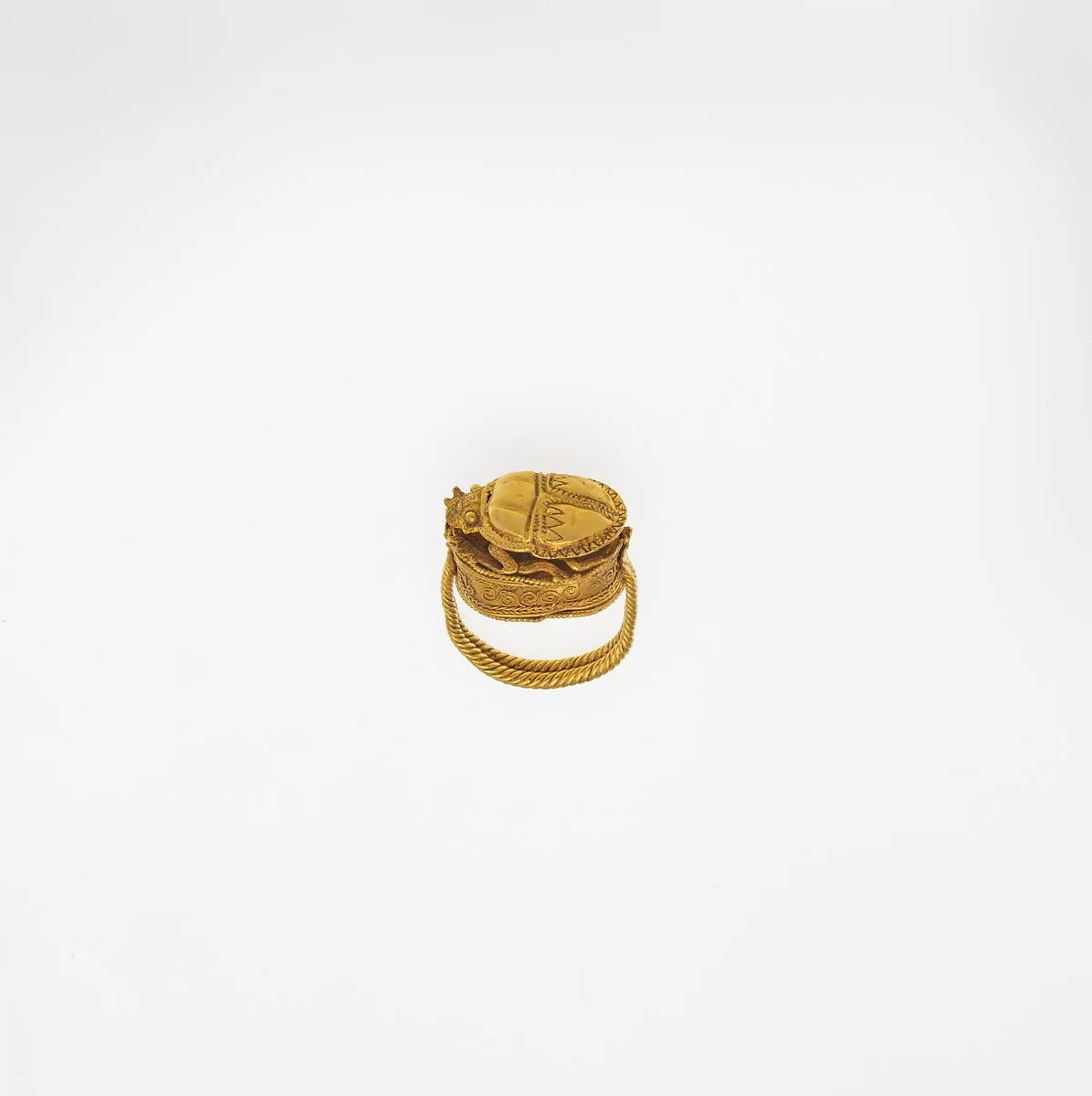 Gold box ring surmounted by a scarab — Unknown