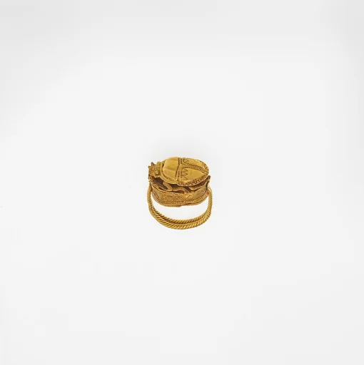 Gold box ring surmounted by a scarab