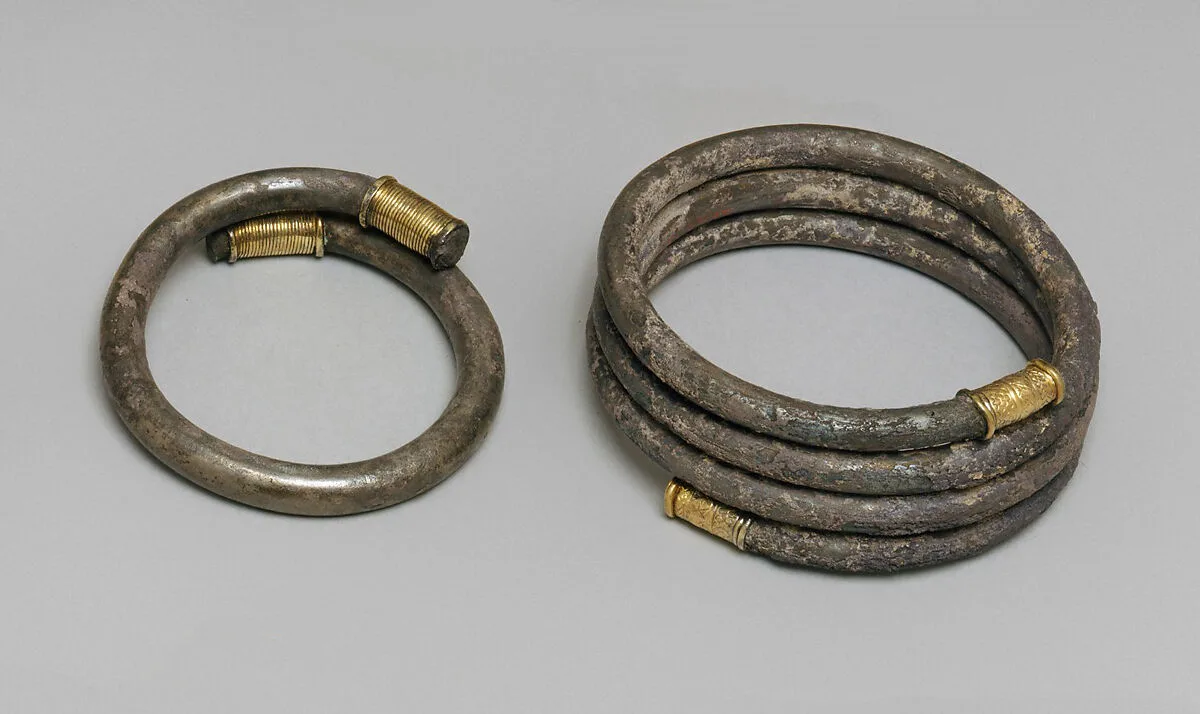 Silver bracelet with gold terminals — Unknown