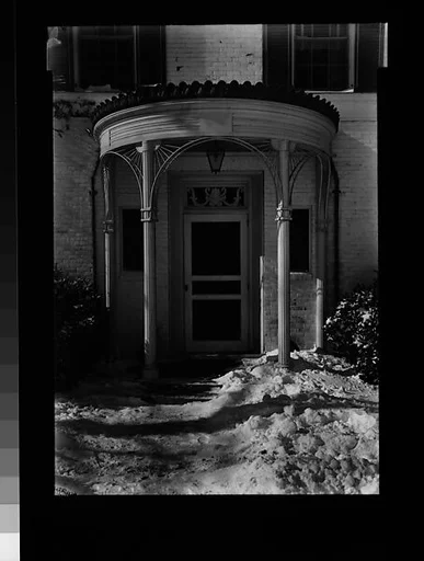 [Circular Entry Porch]