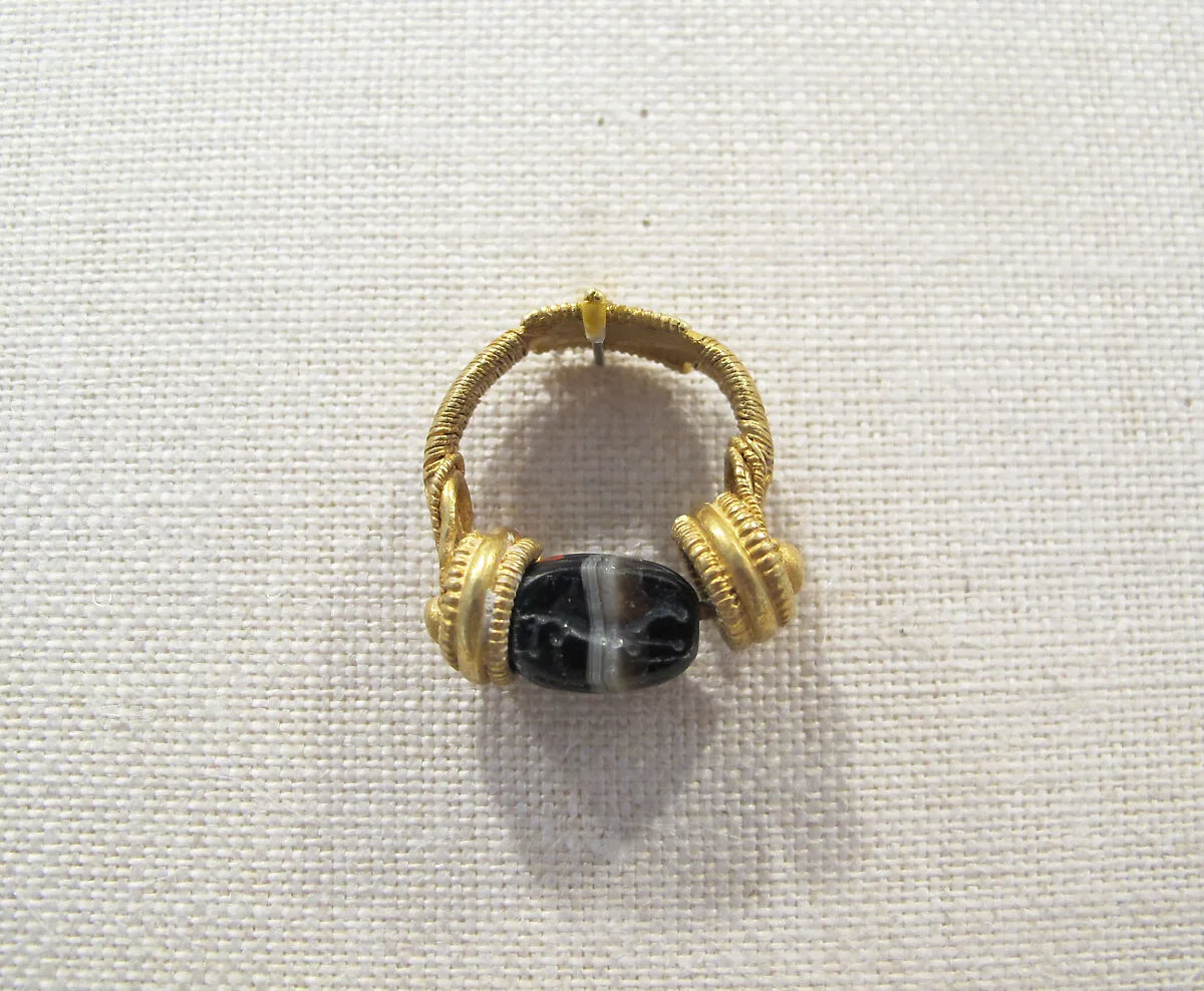 Gold swivel ring with banded agate scarab — Unknown