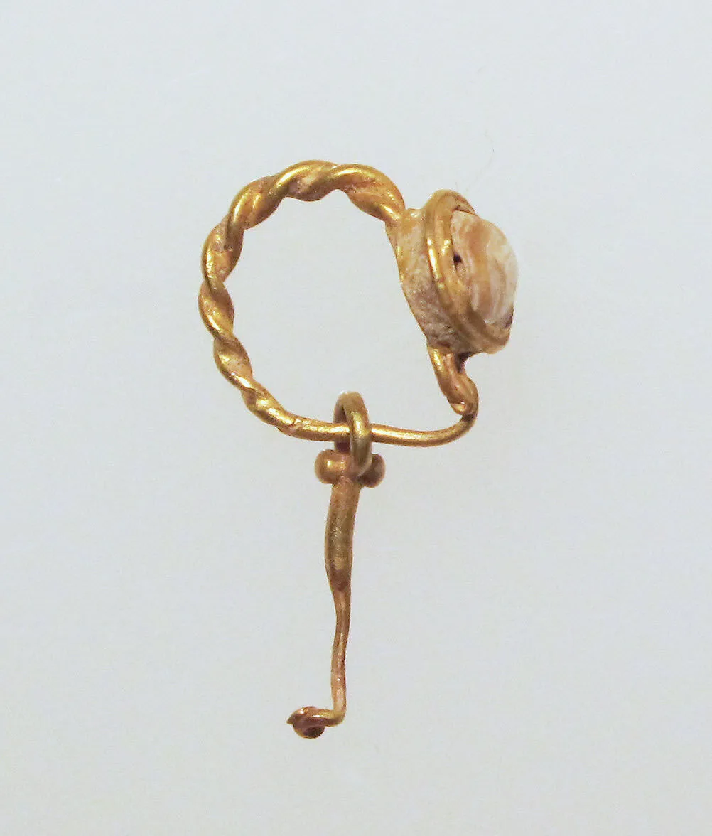 Gold earring with pearl setting and pendant — Unknown