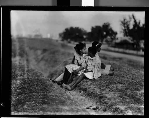 [Children on Levee, Vicinity New Orleans, Louisiana]