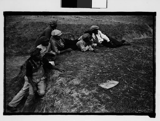 [Children on Levee, New Orleans Vicinity, Louisiana]