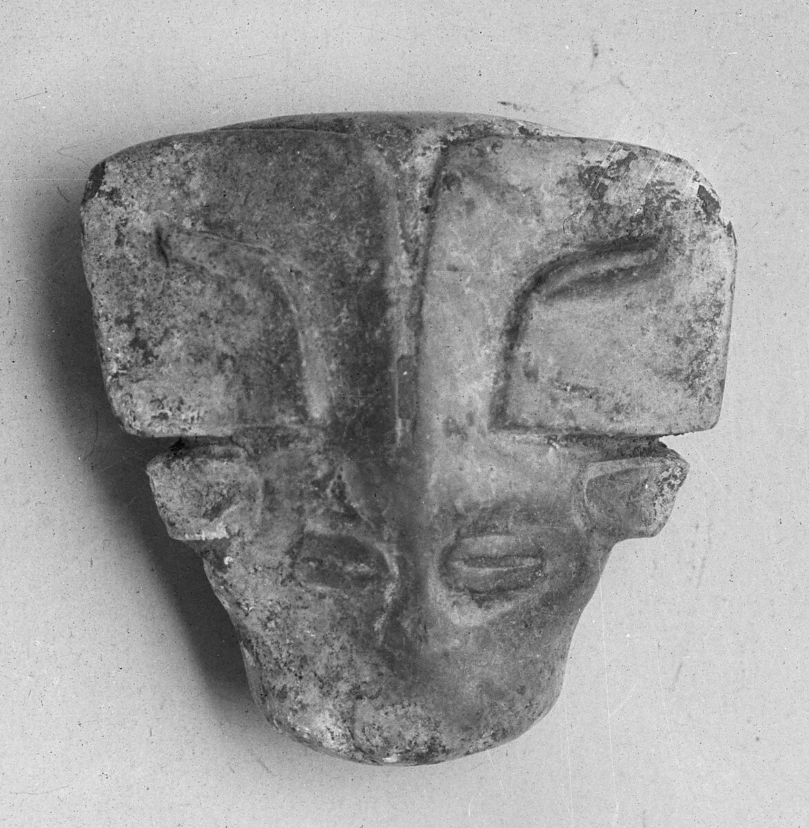 西周玉獸頭|Plaque in the Shape of an Animal Head — Unknown