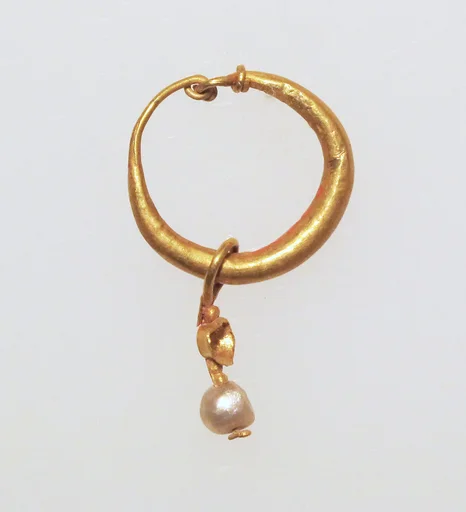 Gold earring with pearl pendant