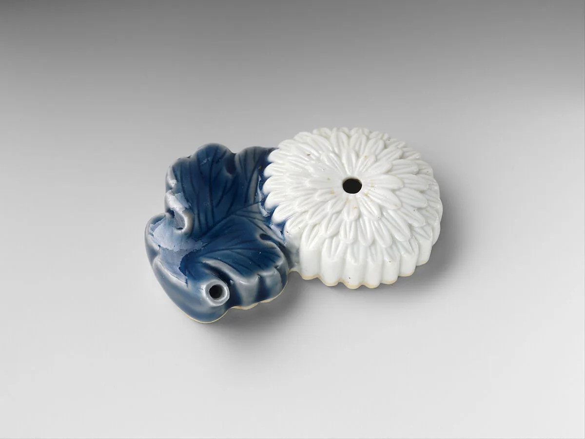 色絵菊形水滴|Water Dropper in the Shape of a Chrysanthemum — Unknown