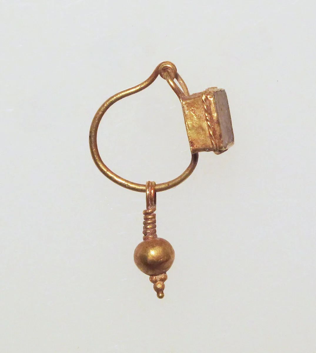 Earring with pendant — Unknown