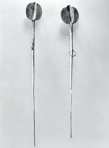 Pin with four flanges