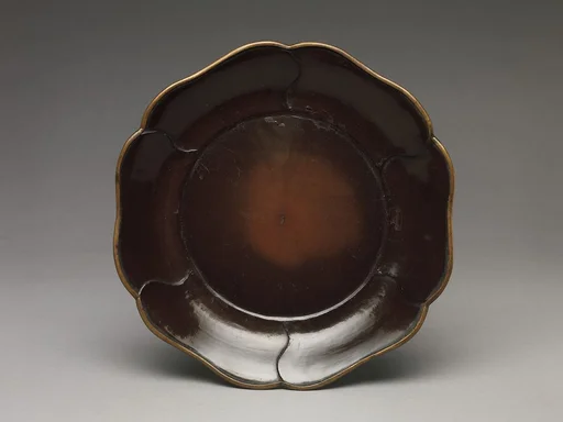 南宋 黑漆素面葵口盤|Dish with lobed rim