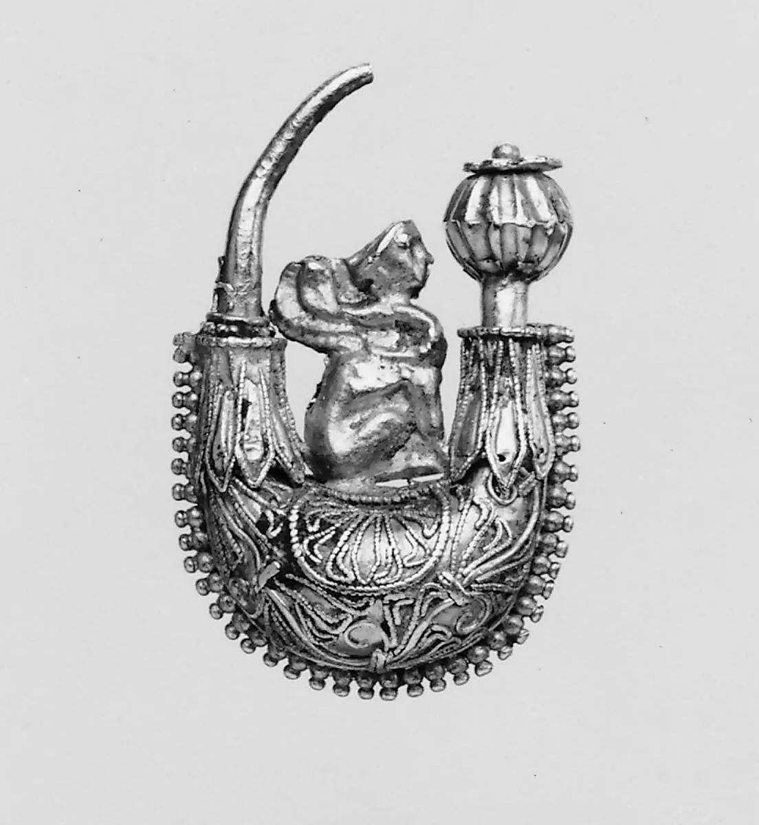 Gold boat-shaped earring with a sphinx — Unknown