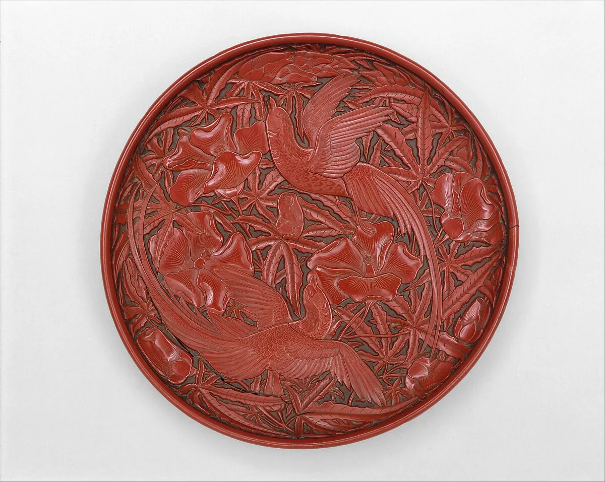 元 張成款雕漆剔紅綬帶秋葵紋盤|Dish with long-tailed birds and hibiscuses — Zhang Cheng