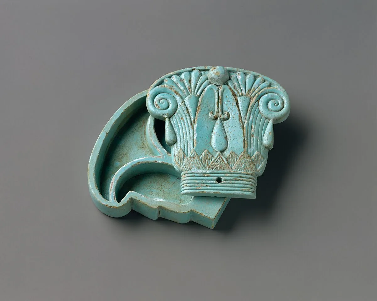 Cosmetic box in the shape of a composite capital — Unknown