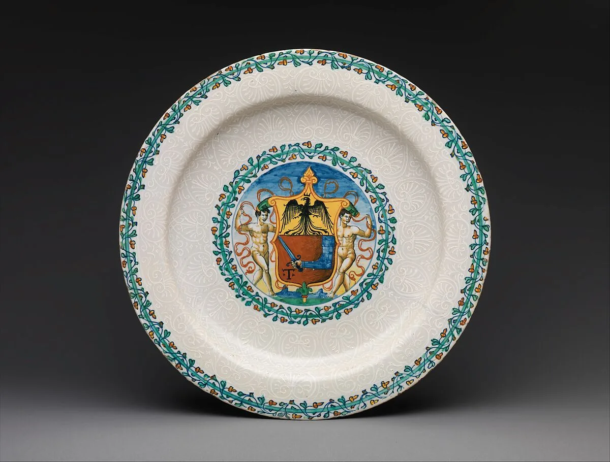Armorial dish with bianco sopra bianco ornament — Unknown