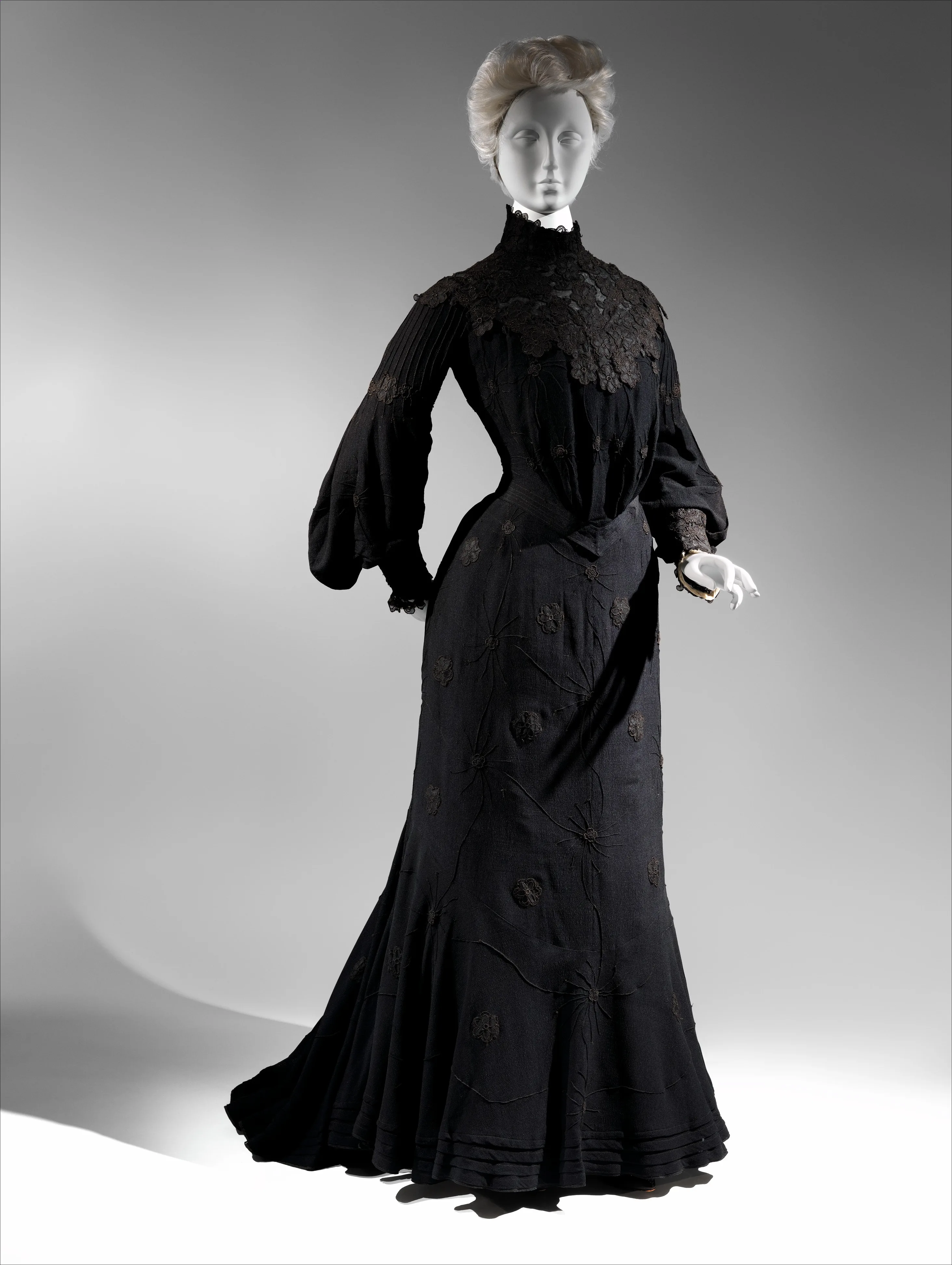 Mourning dress — Unknown