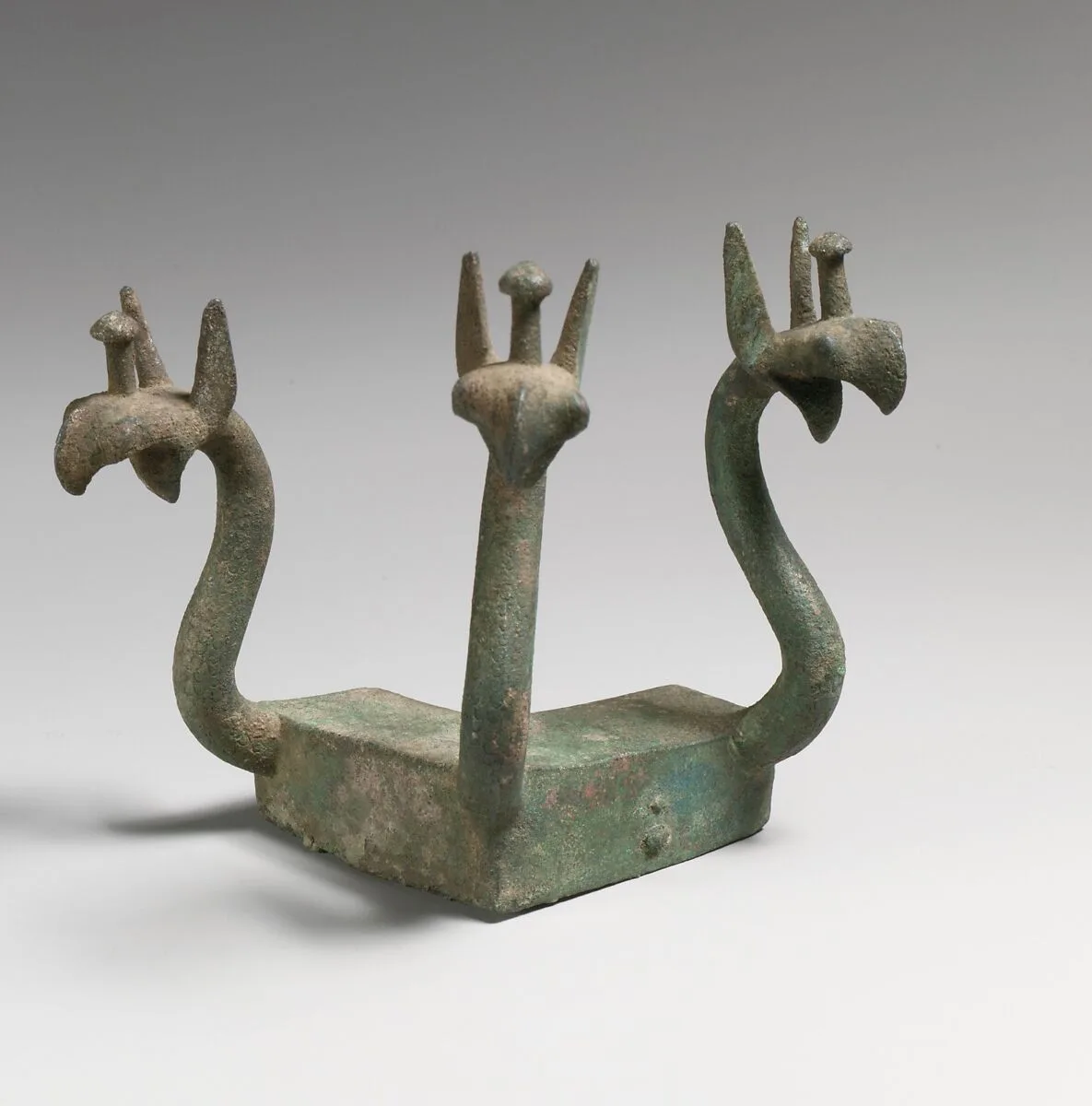 Bronze furniture attachment with griffin heads — Unknown