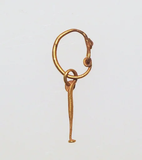 Gold earring with pendant