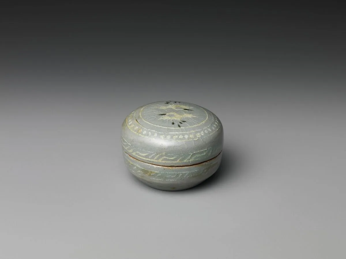 청자 상감 구름 학 무늬 모자합 고려|靑磁象嵌雲鶴文母子盒 高麗|Box from set of five decorated with cranes and clouds — Unknown