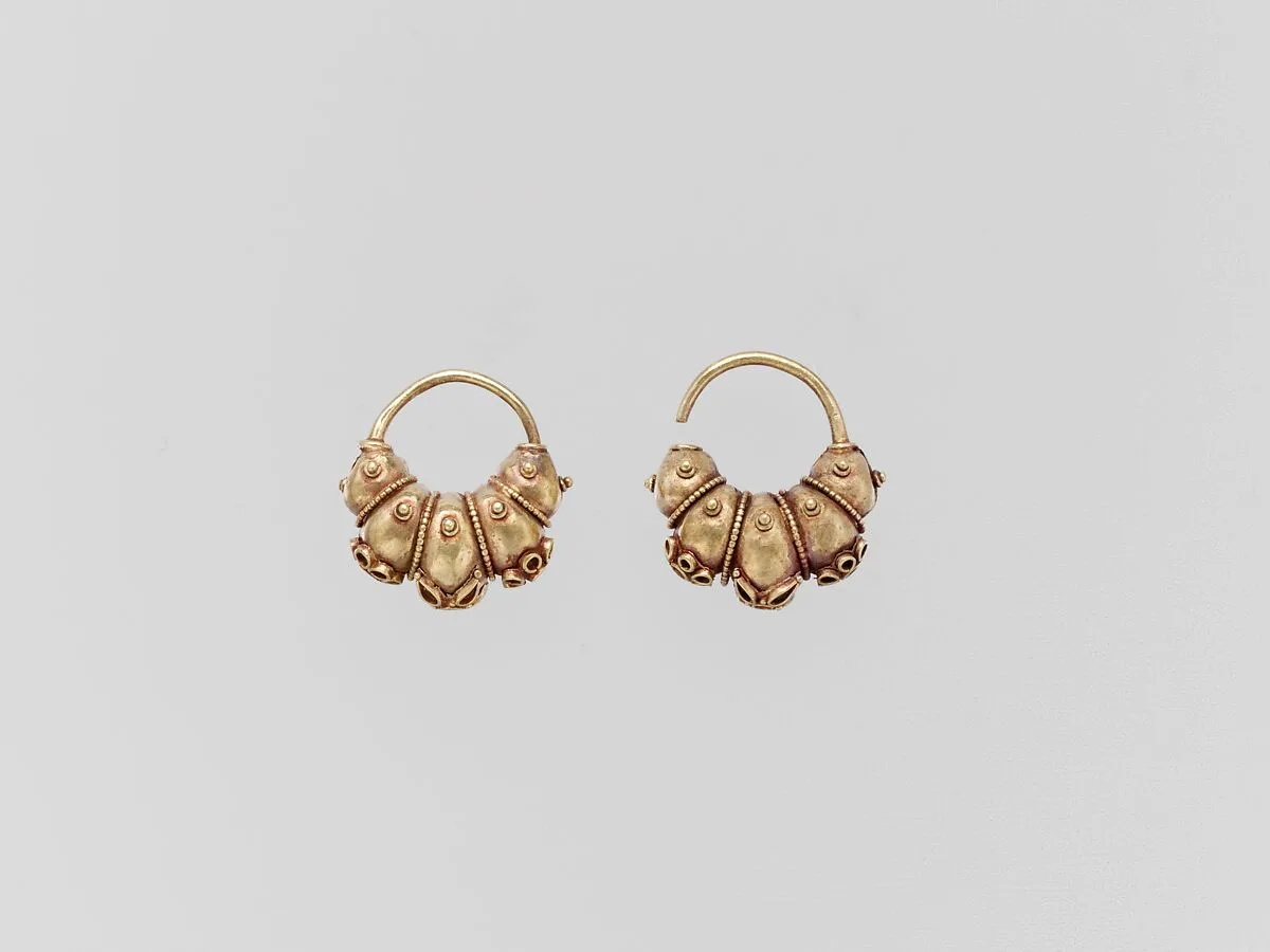 Electrum earring with lobes and rosettes — Unknown