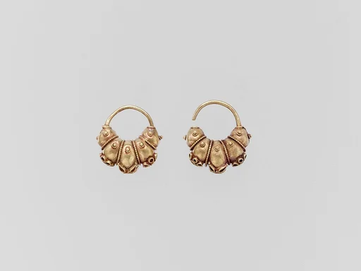 Electrum earring with lobes and rosettes