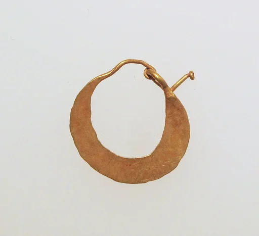 Earring, crescent-shaped