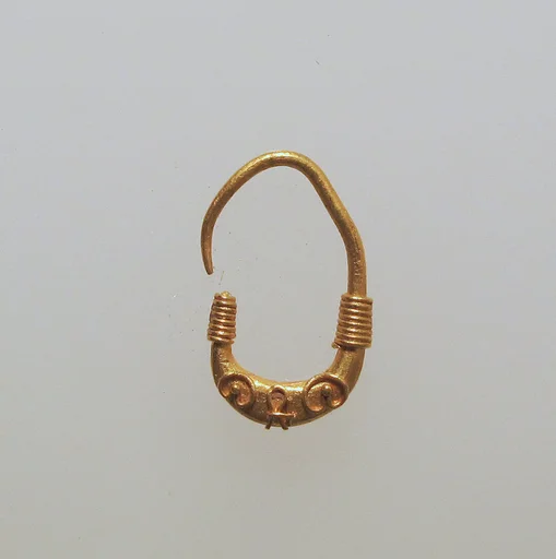 Earring with filigree