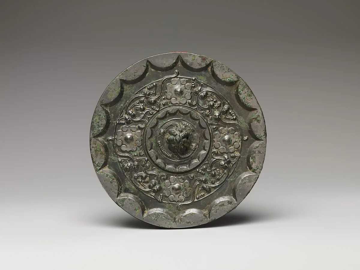 漢 星雲紋銅鏡|Mirror with dragons and knob-and-swirl design — Unknown