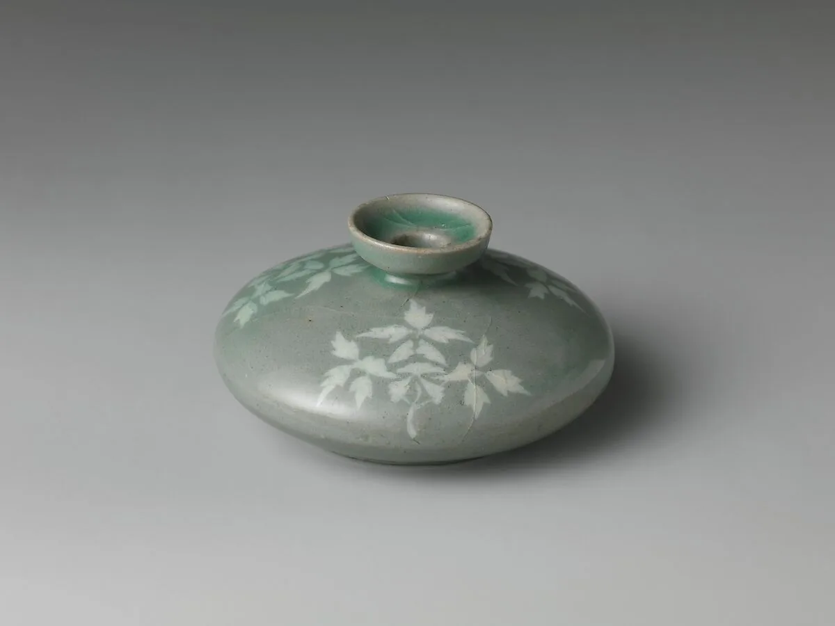 청자 상감 모란 무늬 기름병 고려|青磁 象嵌 牡丹文 油甁 高麗|Oil bottle decorated with peony leaves — Unknown
