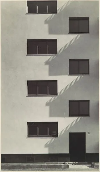 Eingang in eine Wohneblock in der Siedlung Köln - Kalkerfeld — Werner Mantz