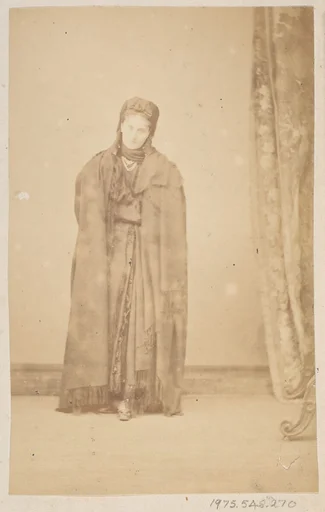 [La Comtesse in Cape with Fringe; Serie à la Ristori]