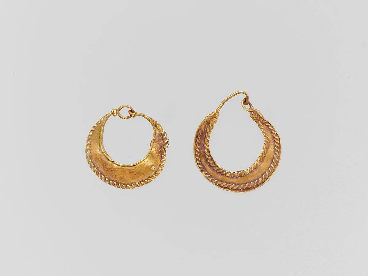 Gold crescent-shaped earring — Unknown