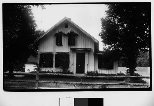 [Folk Victorian Cottage]