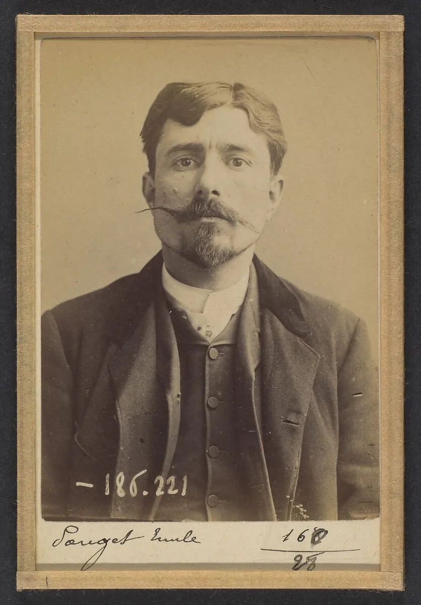 Pouget. Émile, Jean, Joseph. 31 ans, né le 12/10/60 à Rodez (Aveyron). Publiciste. Anarchiste. 26/4/92. — Alphonse Bertillon