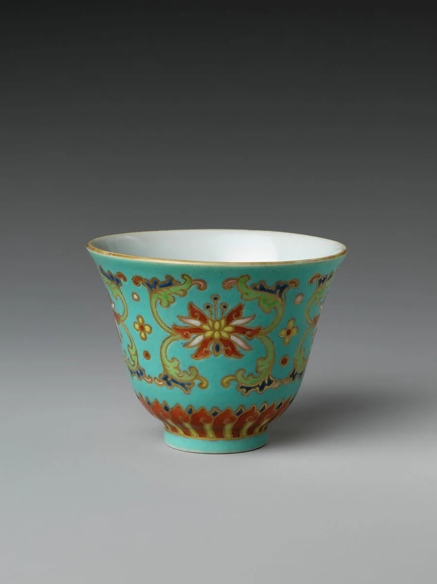 清乾隆 景德鎮窯粉彩仿掐絲琺瑯纏枝花紋杯|Cup with floral scrolls — Unknown