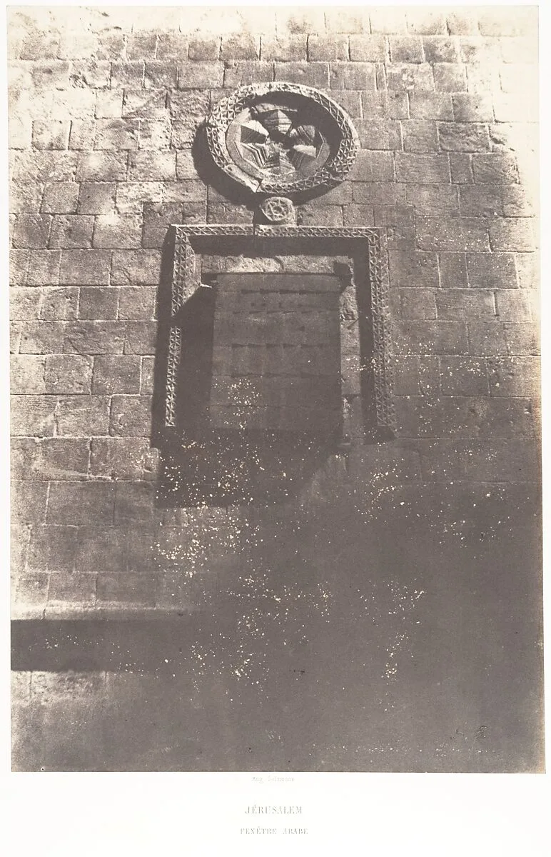 Jérusalem, Fenêtre arabe — Auguste Salzmann|Imprimerie photographique de Blanquart-Évrard, à Lille