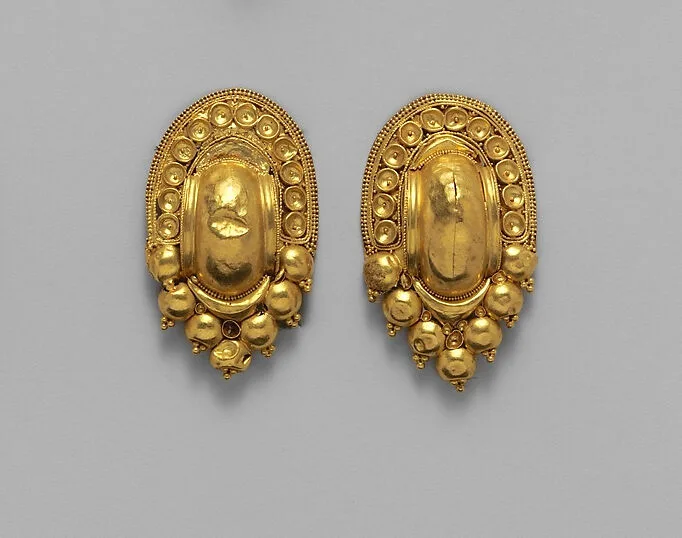 Gold earrings — Unknown