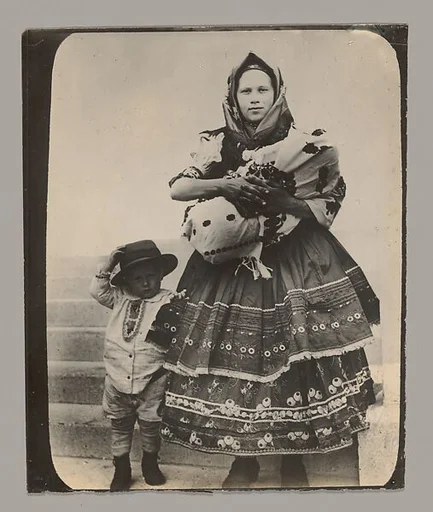 [Slovakian Mother and her Children, Ellis Island, New York]