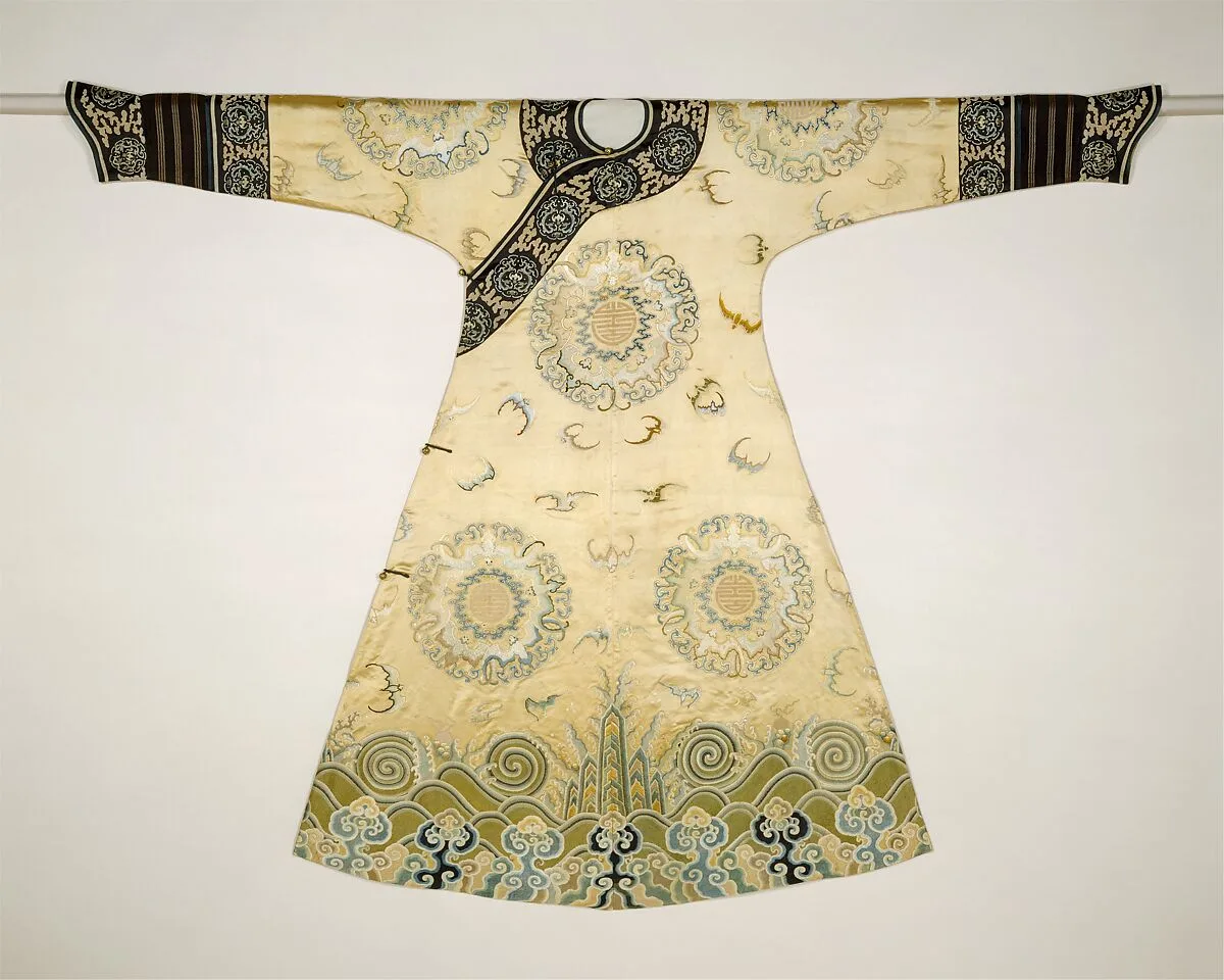 清早期 刺繡百蝠紋女吉服袍|Woman’s ceremonial robe — Unknown