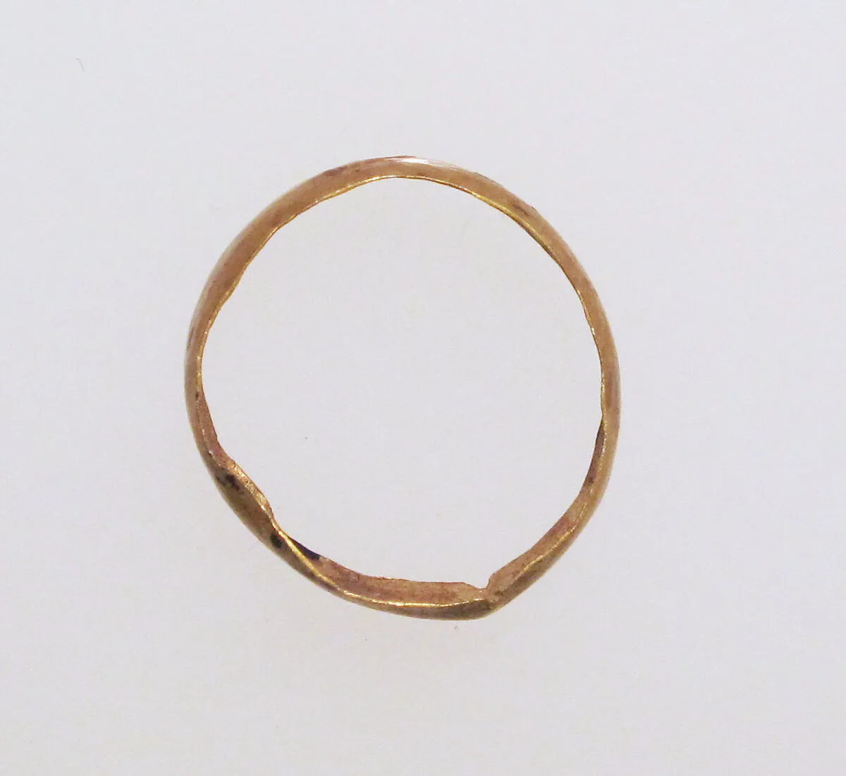 Ring with hollow hoop — Unknown