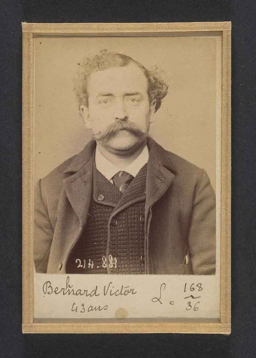 Ber(h)nard. Victor. 43 ans, né à Paris. Coupeur. Anarchiste. Fiché le 28/2/94. — Alphonse Bertillon