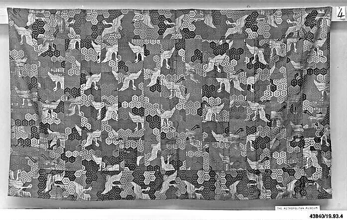 七条袈裟 鶴亀甲模様|Seven-Panel Buddhist Monk’s Vestment (Shichijō kesa) with Crane Patterns on Hexagonal Diaper Pattern (Mokkō) Background — Unknown