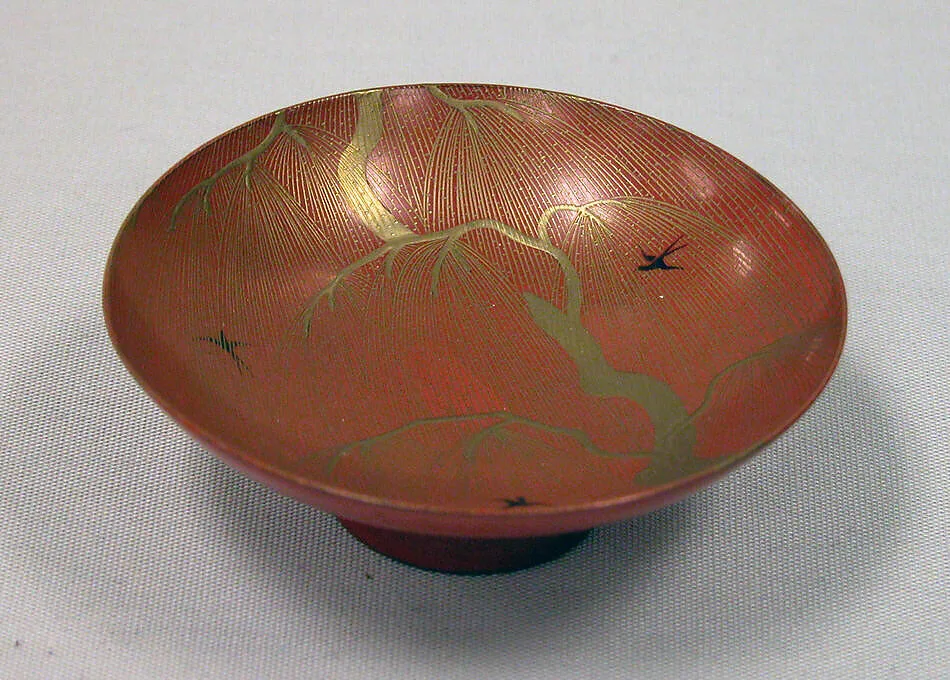 柳燕蒔絵盃|One of a Pair of Wine Cups (Sakazuki) with Willow and Swallows — Unknown