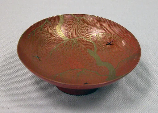 柳燕蒔絵盃|One of a Pair of Wine Cups (Sakazuki) with Willow and Swallows