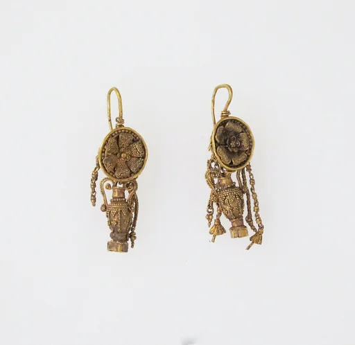 Earring with pendant amphora