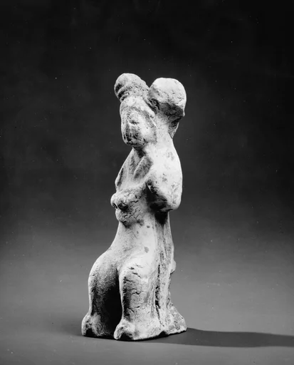 唐 陶持琵琶樂伎女俑|Seated female musician with lute