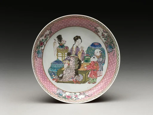 清 景德鎮窯粉彩仕女童子盤|Dish with scene of a woman and children