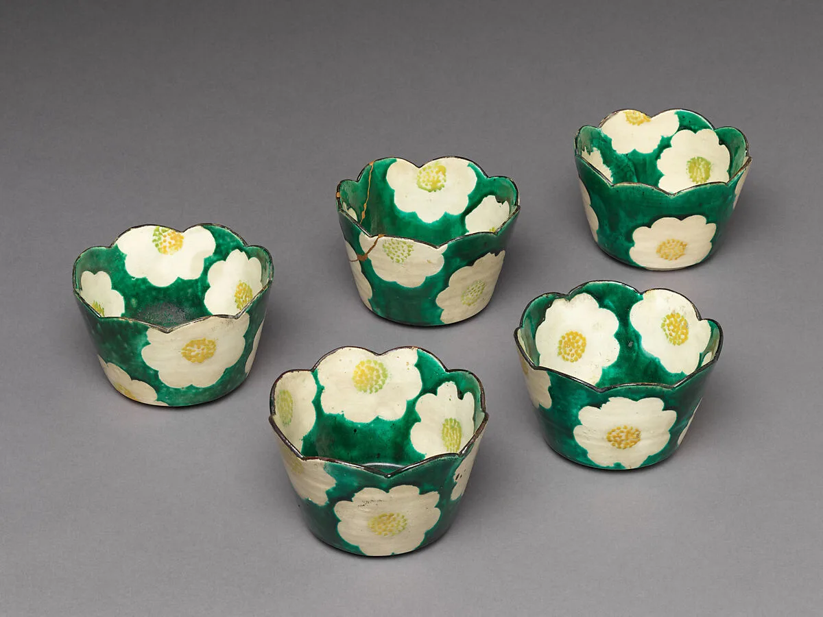 尾形乾山工房作 色絵椿文輪花向付 五客|Set of Five Camellia-Shaped Side Dishes (Mukōzuke) with Camellia Patterns — Ogata Kenzan