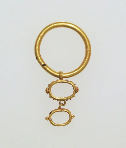 Ring with band settings