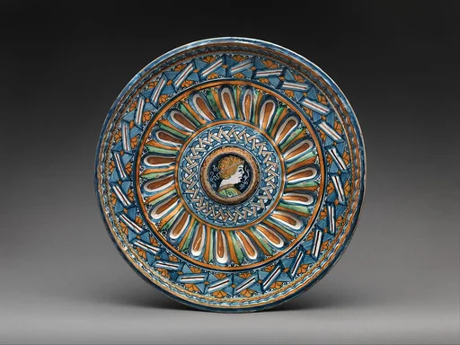 Basin with classicizing head