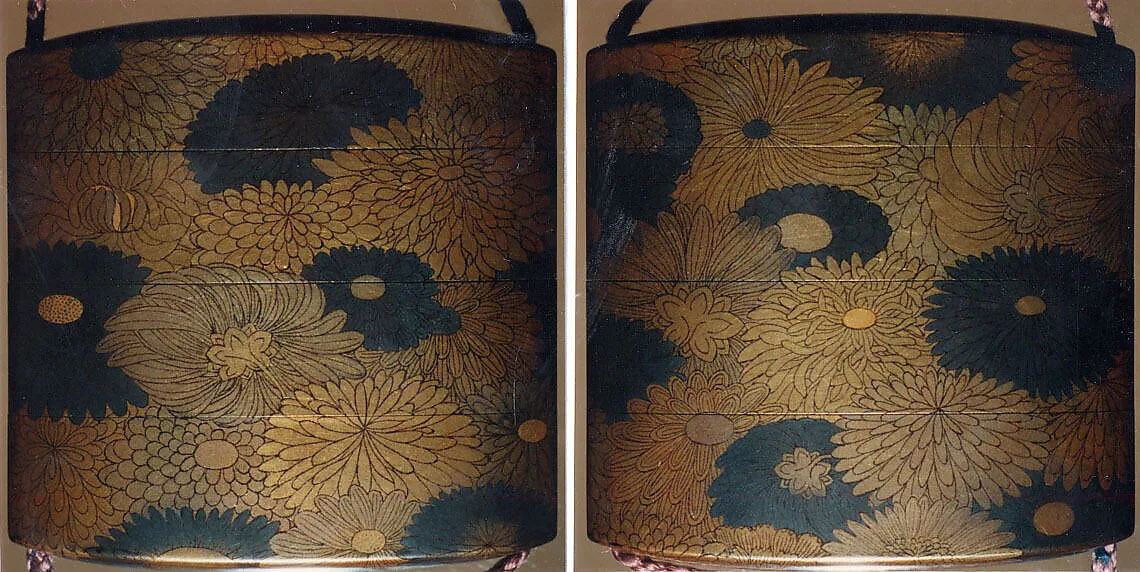 菊散蒔絵印籠|Inrō with Chrysanthemum Blossoms — Unknown